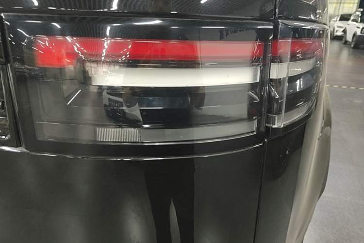Used Land Rover Discovery 2020 2.0T SE Right Rear Taillight
