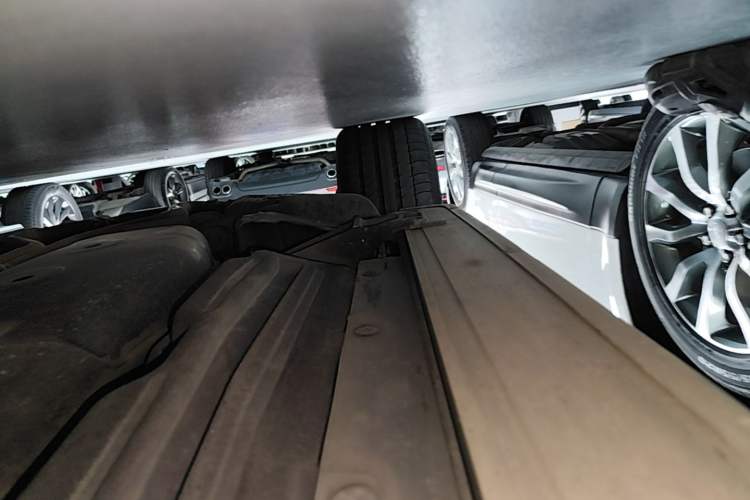 Used Land Rover Discovery 2020 3.0 SC V6 30th Anniversary Special Edition Right Side Sill