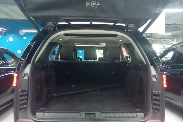Used Land Rover Discovery 2020 3.0 SC V6 30th Anniversary Special Edition Trunk