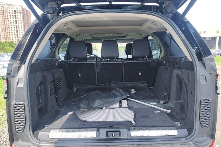 Used Land Rover Discovery 2020 3.0 SC V6 SE Trunk