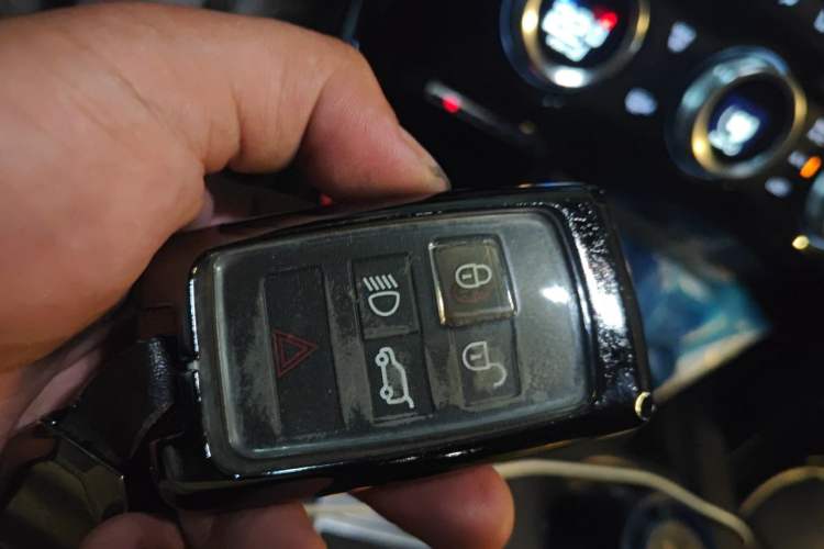 Used Land Rover Discovery 2020 3.0 SC V6 SE Vehicle Key