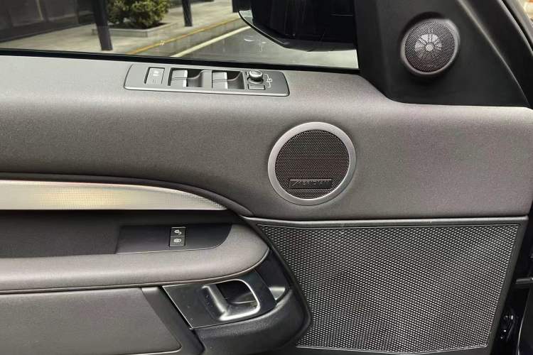 Used Land Rover Discovery 2020 3.0 SC V6 30th Anniversary Special Edition Interior 1