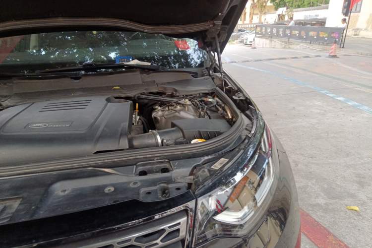 Used Land Rover Discovery 2020 2.0T SE Engine Bay Left