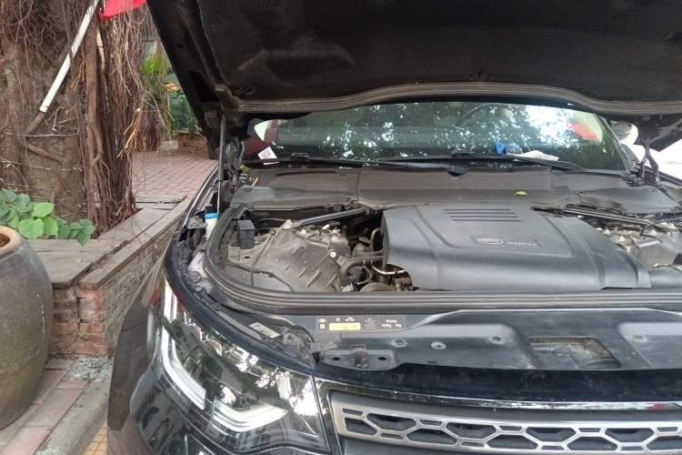 Used Land Rover Discovery 2020 2.0T SE Engine Bay Right