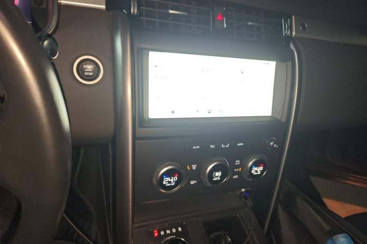 Used Land Rover Discovery 2020 2.0T SE Audio And AC Panel