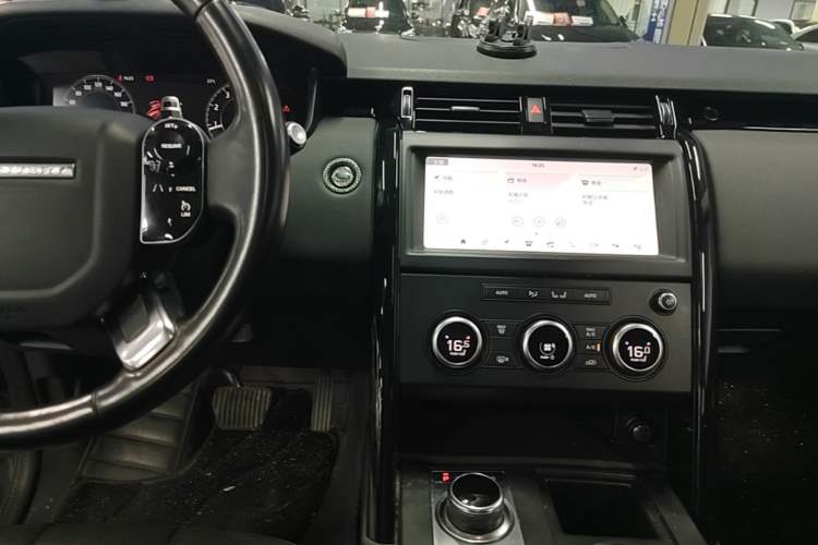 Used Land Rover Discovery 2020 3.0 SC V6 SE Audio And AC Panel