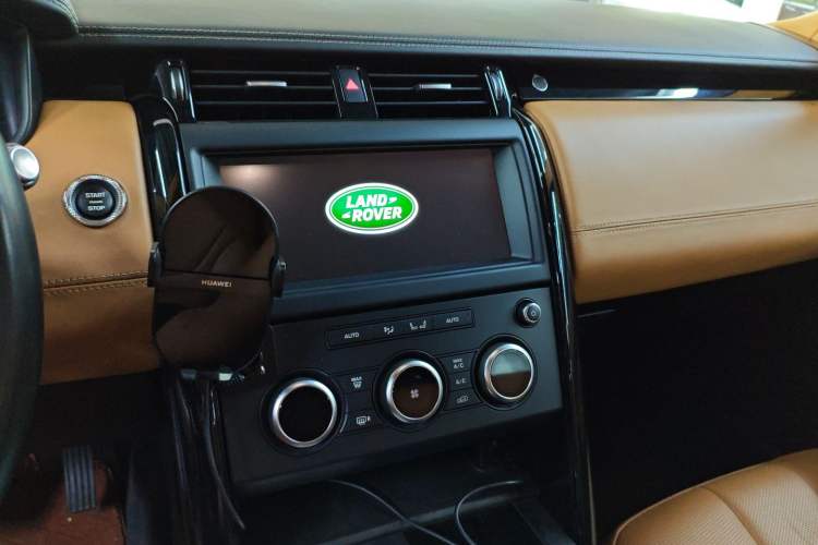 Used Land Rover Discovery 2020 3.0 SC V6 SE Audio And AC Panel