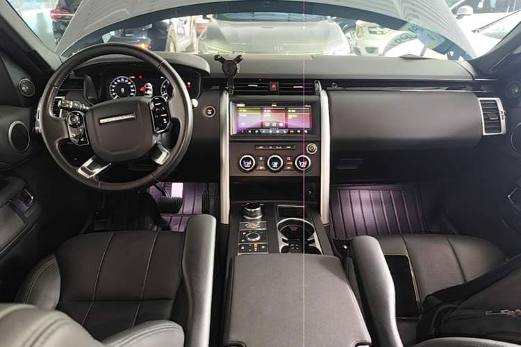 Used Land Rover Discovery 2020 2.0T SE Center Console