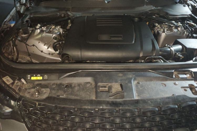 Used Land Rover Discovery 2020 2.0T SE Engine Bay