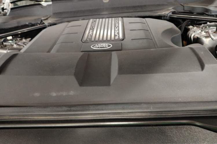 Used Land Rover Discovery 2020 3.0 SC V6 SE Engine Bay