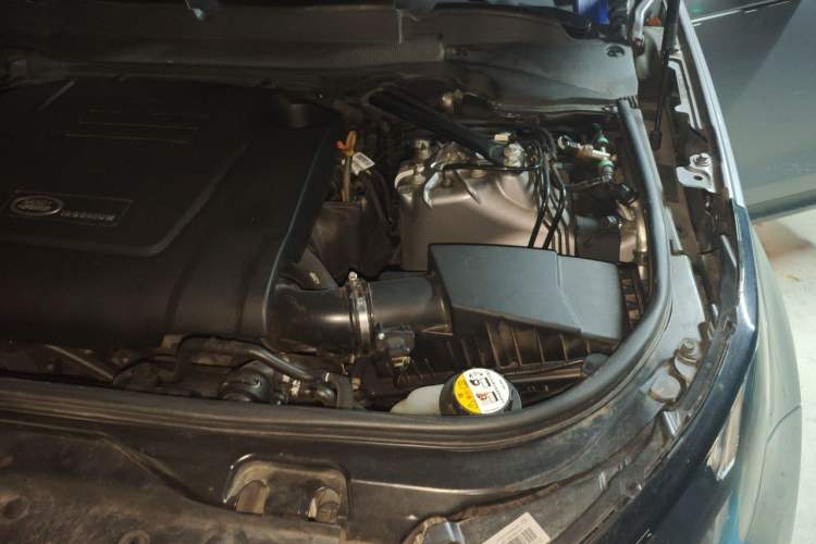 Used Land Rover Discovery 2020 2.0T SE Engine Bay Left