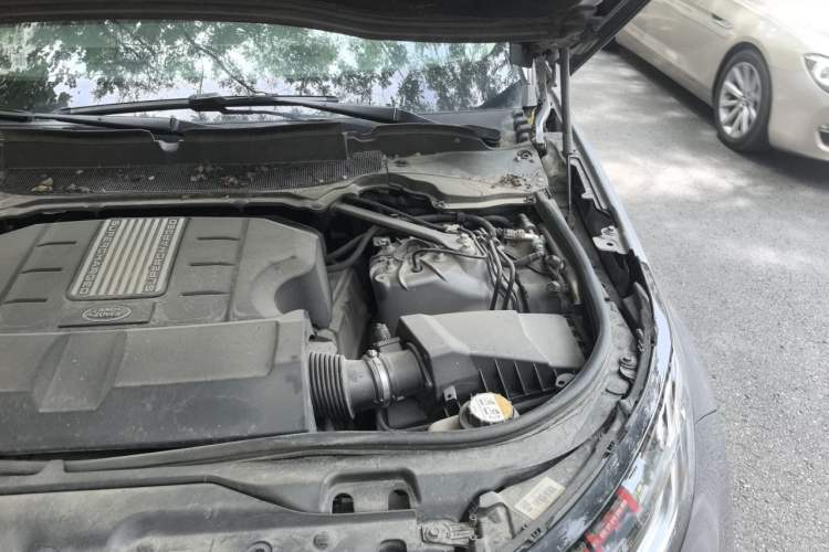 Used Land Rover Discovery 2020 3.0 SC V6 30th Anniversary Special Edition Engine Bay Left