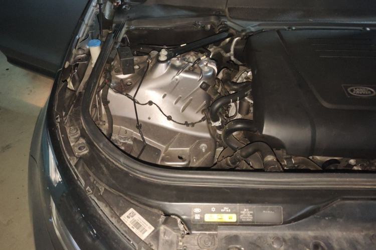 Used Land Rover Discovery 2020 2.0T SE Engine Bay Right