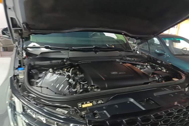 Used Land Rover Discovery 2020 2.0T 30th Anniversary Special Edition Engine Bay
