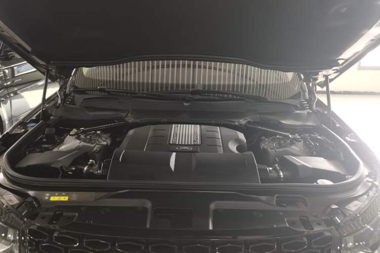 Used Land Rover Discovery 2020 3.0 SC V6 30th Anniversary Special Edition Engine Bay