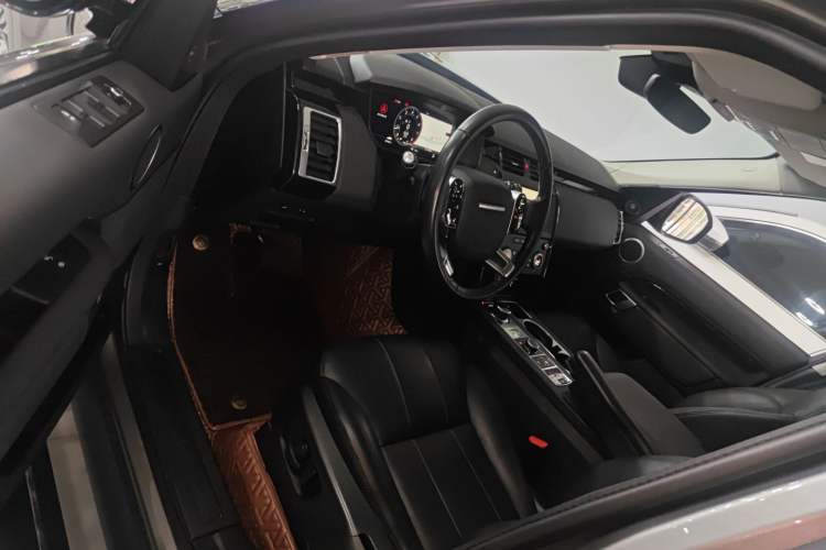 Used Land Rover Discovery 2020 3.0 SC V6 SE Interior 3