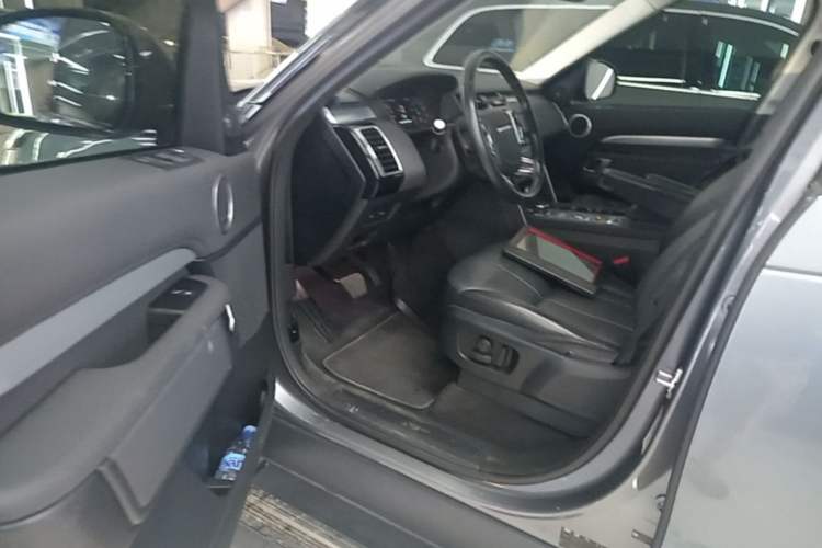 Used Land Rover Discovery 2020 3.0 SC V6 30th Anniversary Special Edition Left Front Seat