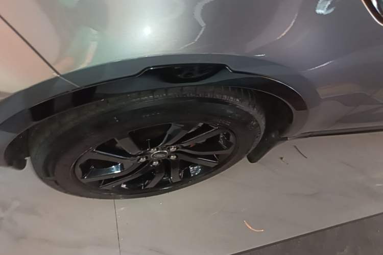 Used Land Rover Discovery 2020 2.0T 30th Anniversary Special Edition Left Front Wheel Hub
