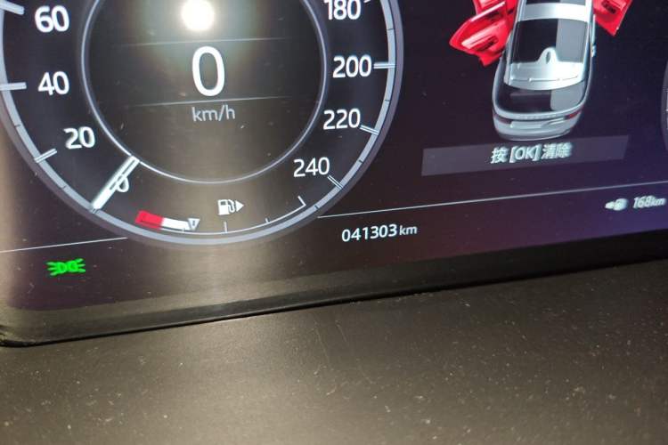 Used Land Rover Discovery 2020 2.0T SE Odometer Close Up