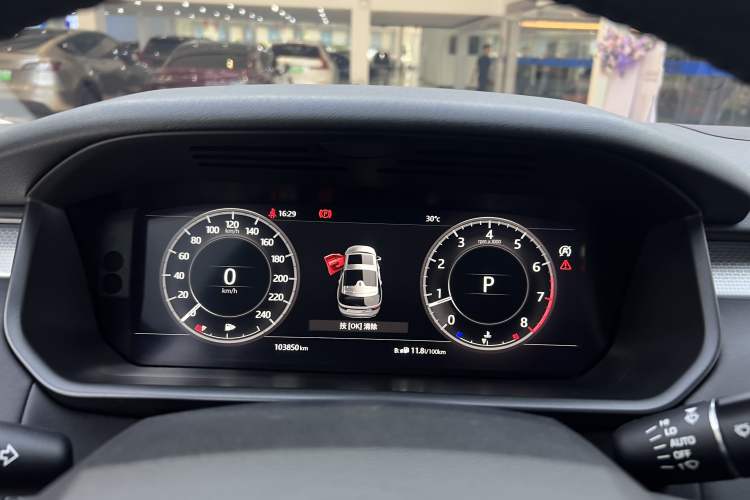 Used Land Rover Discovery 2020 2.0T 30th Anniversary Special Edition Odometer Close Up
