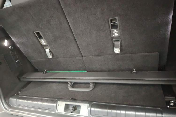 Used Land Rover Discovery 2020 3.0 SC V6 SE Trunk