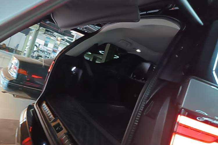 Used Land Rover Discovery 2020 2.0T 30th Anniversary Special Edition Trunk