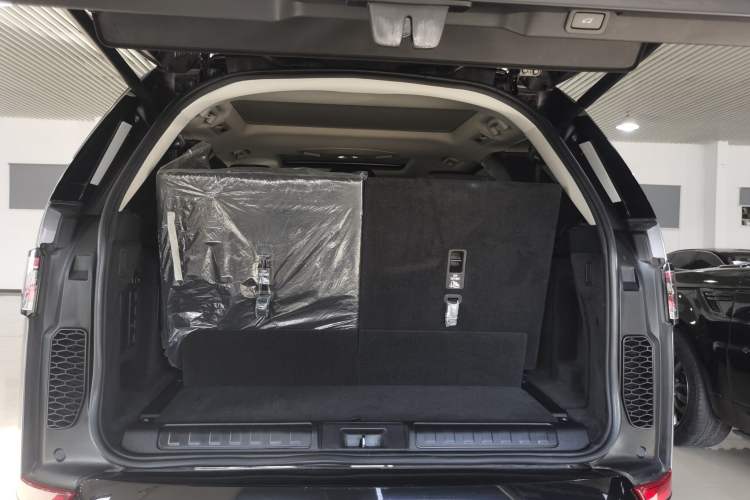 Used Land Rover Discovery 2020 3.0 SC V6 30th Anniversary Special Edition Trunk