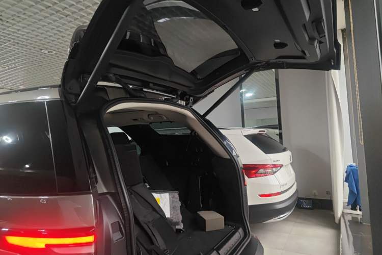 Used Land Rover Discovery 2020 3.0 SC V6 SE Trunk