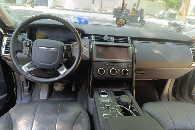 Used Land Rover Discovery 2020 3.0 SC V6 SE Center Console