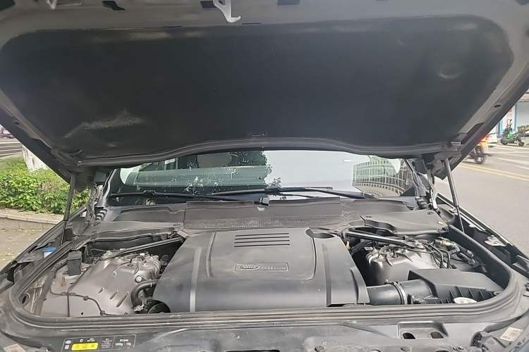 Used Land Rover Discovery 2020 2.0T 30th Anniversary Special Edition Engine Bay