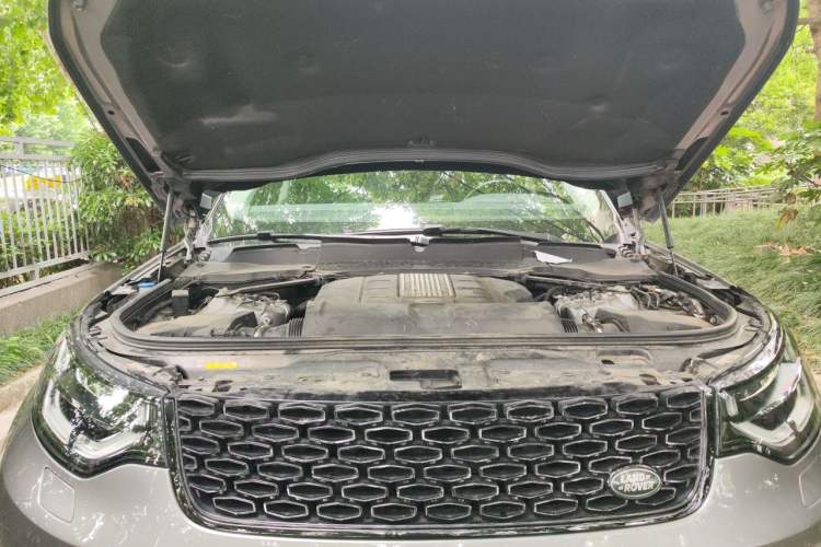 Used Land Rover Discovery 2020 3.0 SC V6 30th Anniversary Special Edition Engine Bay