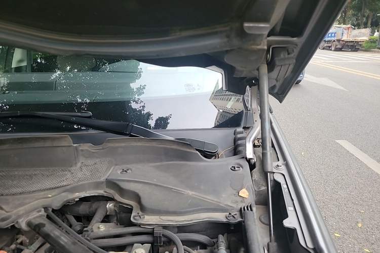 Used Land Rover Discovery 2020 2.0T 30th Anniversary Special Edition Engine Bay Left