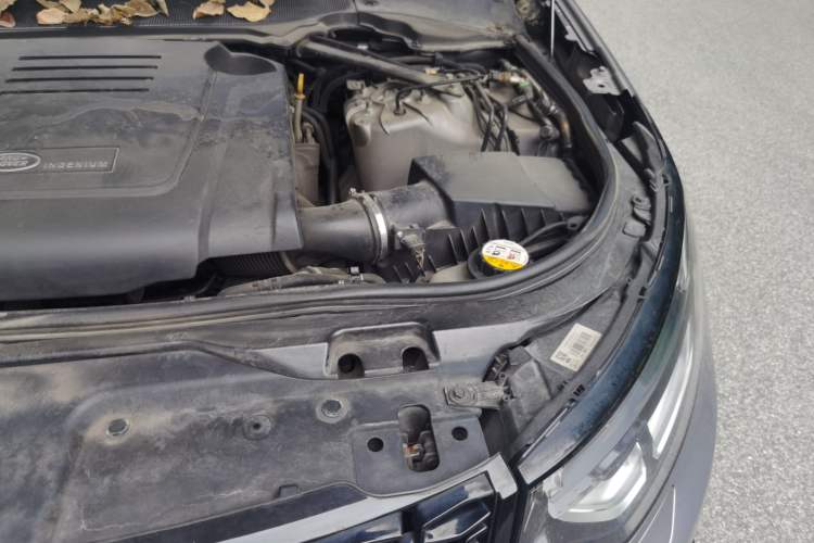 Used Land Rover Discovery 2020 2.0T 30th Anniversary Special Edition Engine Bay Left