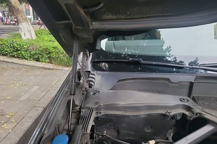 Used Land Rover Discovery 2020 2.0T 30th Anniversary Special Edition Engine Bay Right