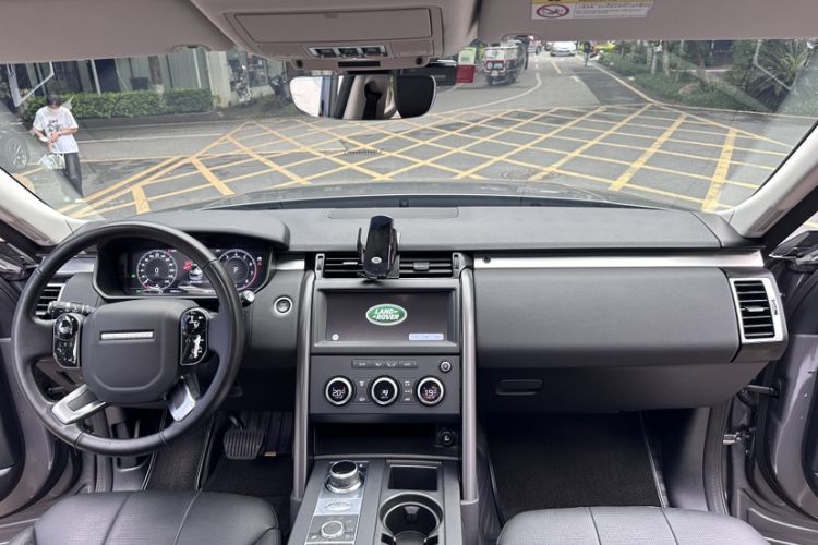Used Land Rover Discovery 2020 3.0 SC V6 30th Anniversary Special Edition Interior 1