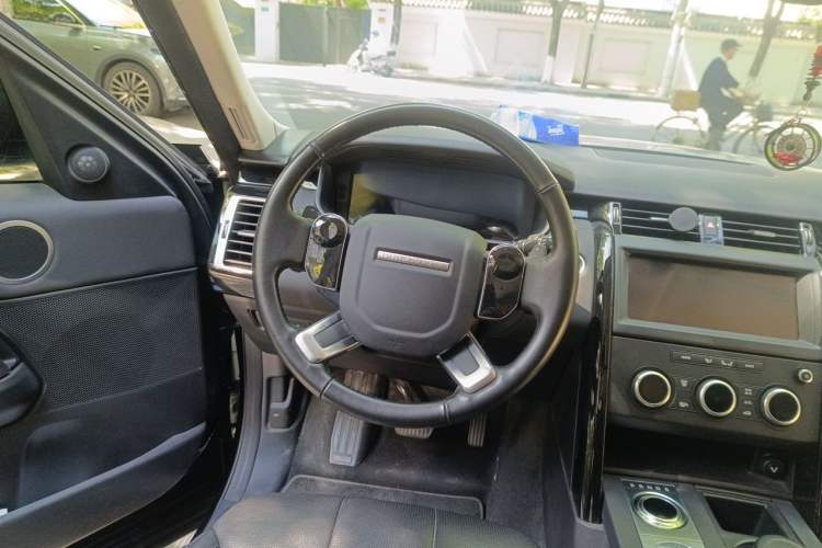 Used Land Rover Discovery 2020 3.0 SC V6 SE Steering Wheel