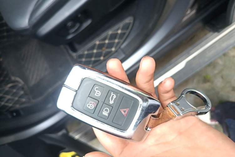 Used Land Rover Discovery 2020 3.0 SC V6 SE Vehicle Key
