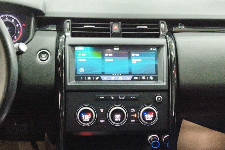 Used Land Rover Discovery 2020 3.0 SC V6 SE Audio And AC Panel