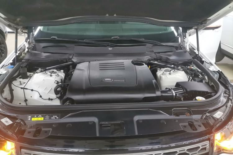 Used Land Rover Discovery 2020 2.0T SE Engine Bay