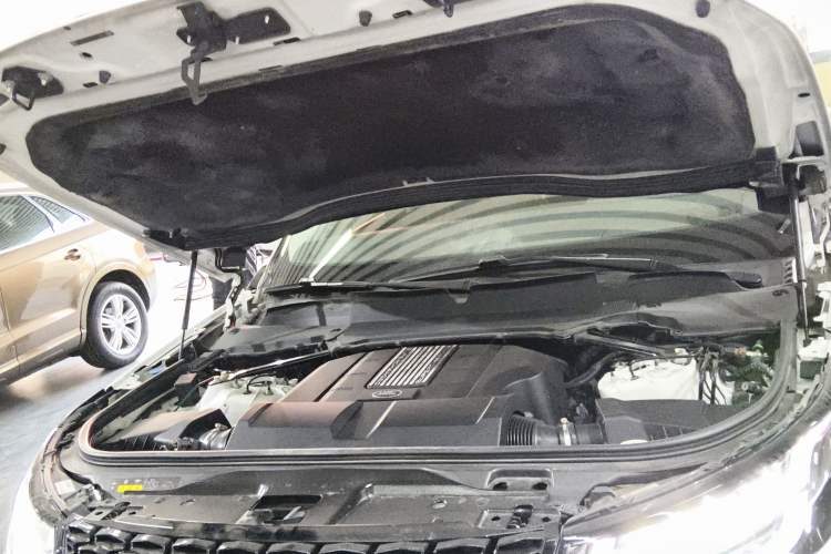 Used Land Rover Discovery 2020 3.0 SC V6 SE Engine Bay
