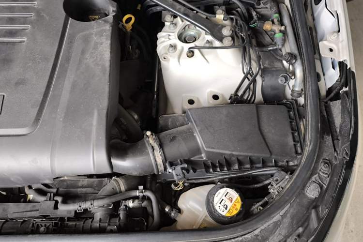 Used Land Rover Discovery 2020 2.0T SE Engine Bay Left