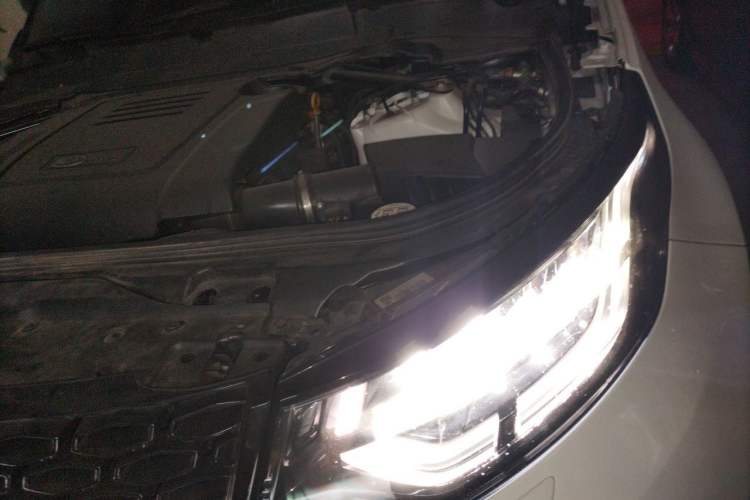 Used Land Rover Discovery 2020 2.0T SE Engine Bay Left