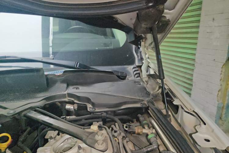 Used Land Rover Discovery 2020 2.0T SE Engine Bay Left