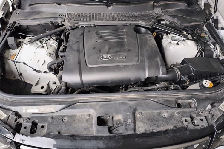 Used Land Rover Discovery 2020 2.0T SE Engine Bay