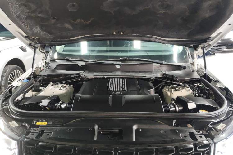 Used Land Rover Discovery 2020 3.0 SC V6 30th Anniversary Special Edition Engine Bay