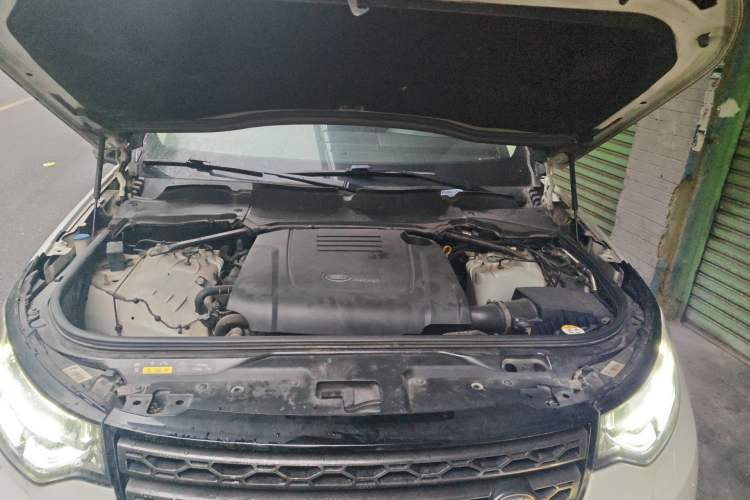 Used Land Rover Discovery 2020 2.0T SE Engine Bay
