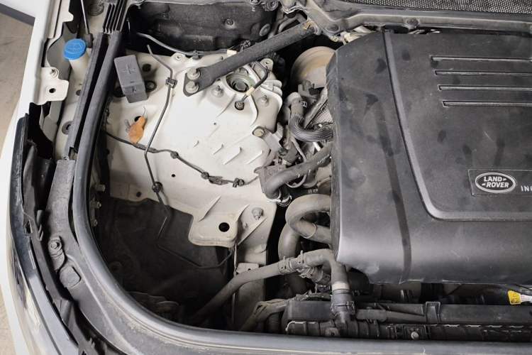 Used Land Rover Discovery 2020 2.0T SE Engine Bay Right