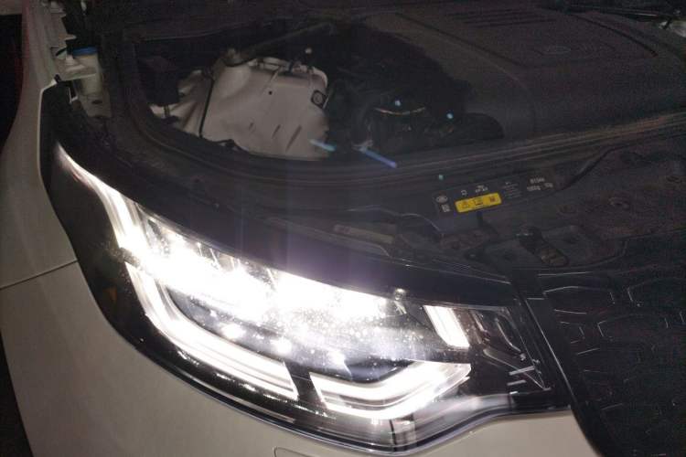 Used Land Rover Discovery 2020 2.0T SE Engine Bay Right