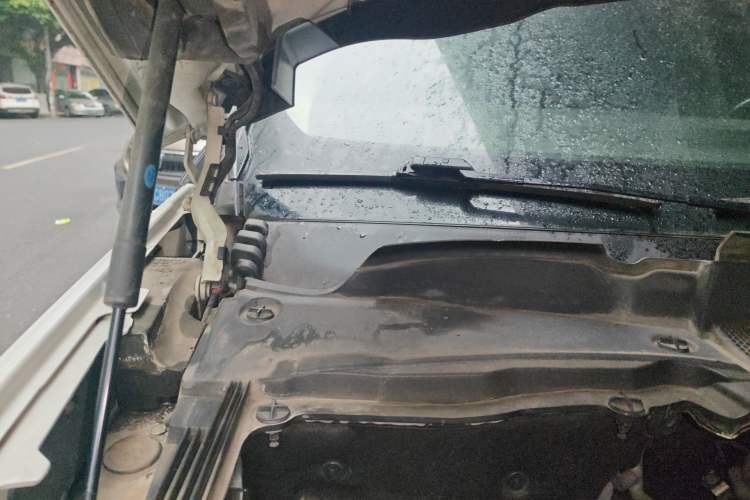 Used Land Rover Discovery 2020 2.0T SE Engine Bay Right