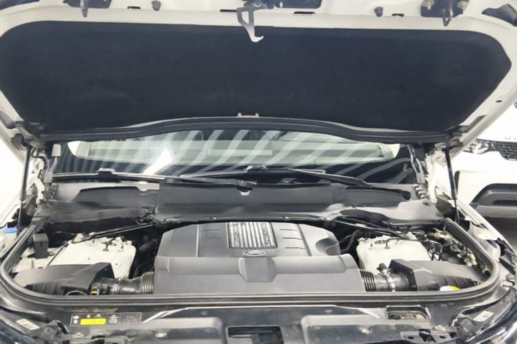 Used Land Rover Discovery 2020 3.0 SC V6 30th Anniversary Special Edition Engine Bay